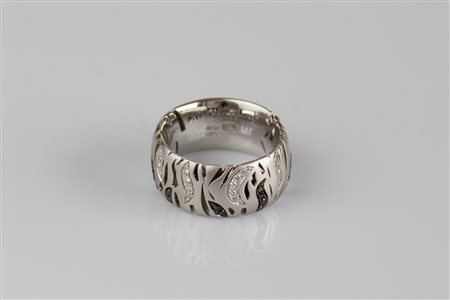 Fascia in oro bianco satinato18kt, gr 8.55. Diamanti cts 0.13. Diamanti neri...