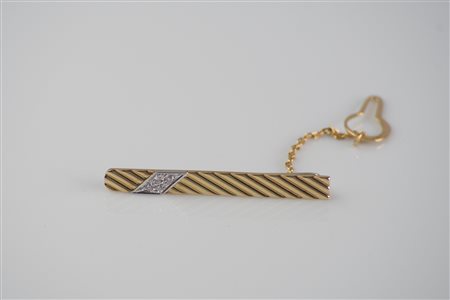 Fermacravatte in oro giallo 18kt, gr 8.60, con diamanti cts 0.13. . . ....