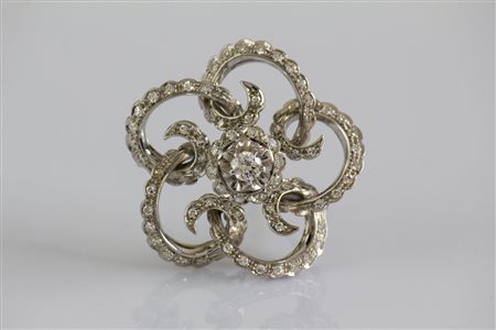 Spilla in oro bianco 18kt, gr 12.50. Diamante centrale cts 0.28, e 71...