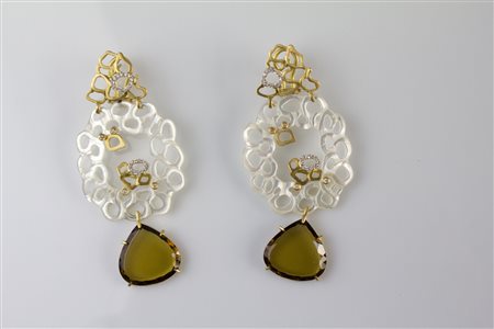 Orecchini in oro, gr 9.2. Madre perla. Diamanti cts 0.33, e quarzi fumè....