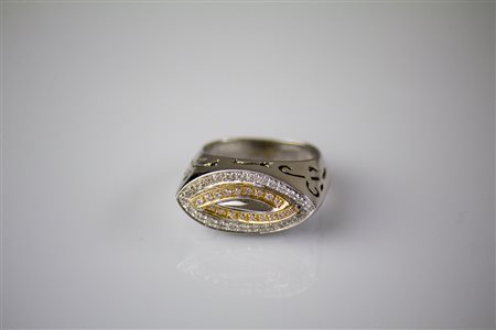 Anello in oro bianco e rosso 18kt, gr complessivi 11. Diamanti cts 0.30. . ....