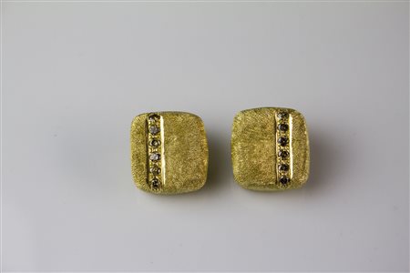 Orecchini in oro18kt satinato, gr 27.30. Diamanti brown cts 0.48. . . [Nessun...