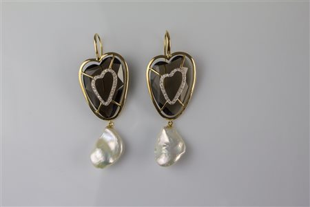 Paio di orecchini in oro e quarzo fumè, gr 11.5. Diamanti cts 0.55. E perle...