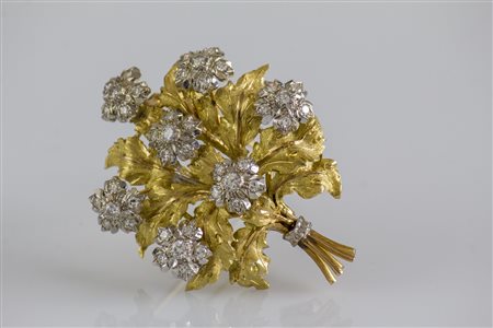 Spilla in oro giallo 18kt, gr 16.25, con fiori in oro bianco e diamanti cts...