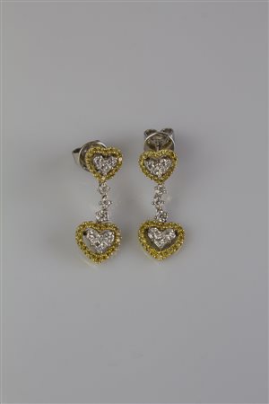 Paio di orecchini in oro bianco e giallo 18kt, gr 5.40, con zaffiri gialli e...