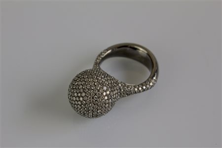 Anello in oro brunito 18kt, gr 16.60. Diamanti cts 4.20. . . . [Nessun...