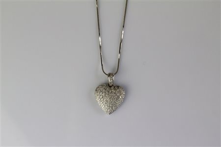 Ciondolo a cuore con catena in oro bianco18kt, gr 12.74. Diamanti cts 0.94. ....