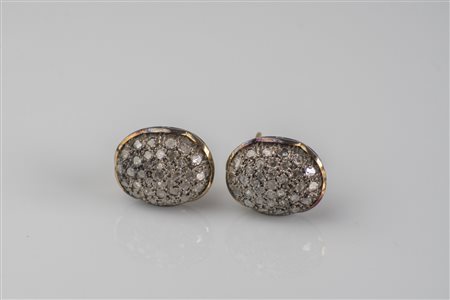 Orecchini vintage in oro e argento, gr 16.20. Rosette e diamanti cts 2.40. ....