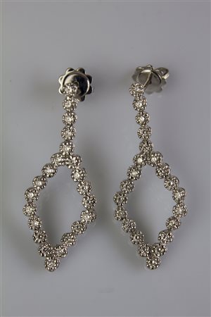 Paio di orecchini oro bianco 18lkt, gr 6.25. Diamanti cts 0.71. . . . [Nessun...