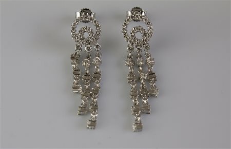Paio di orecchini in oro bianco 18kt, gr 6.90. Diamanti cts 1.63. . . [Nessun...
