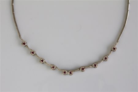 Girocollo snodato in oro bianco 18kt, gr 17.90. Con diamanti cts 1.20. Rubini...