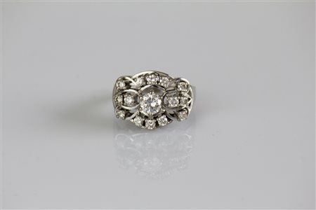 Anello in oro bianco 18kt, gr 7.25. Diamante centrale cts 0.47. Peso...