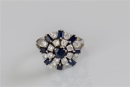 Anello in oro bianco 14kt, gr 6.90. Zaffiri baguette e zaffiro centrale...