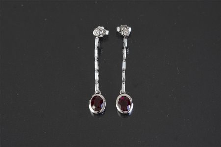 [Nessun Autore] Un paio di orecchini in oro bianco diamanti baguettes e...