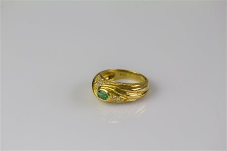 Anello in oro giallo 18kt, gr 8.40. Diamanti cts 0.45 circa. Smeraldo cts...