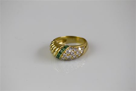 Anello oro giallo 18kt, gr 4,90. Diamanti cts 0.40 circa. Smeraldi cts 0,38...