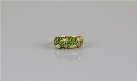 Anello oro giallo 18kt, gr 6,40. Diamanti cts 0,62. Smeraldi cts1,60. . . Uno...