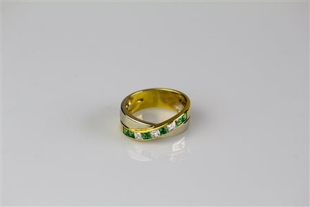 Anello in oro biano e giallo 18kt, gr 6.90. Smeraldi cts 0.54. Diamanti carré...