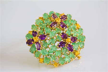 Spilla in oro giallo 18kt, gr 20,2. Smeraldi cts 11 circa. Ametiste cts 2,80...
