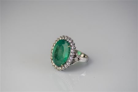 Anello in oro bianco 18kt, gr 15.77. Diamanti cts 2.20. Smeraldo ovale...