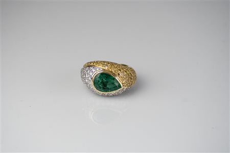 Anello in oro bianco e giallo 18kt, gr 17.70. Smeraldo pear shape cts 4.65....