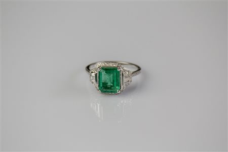 Anello in oro bianco 18kt, gr 5, con smeraldo centrale di cts 2.22. Diamanti...