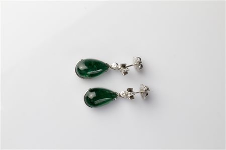 Orecchini in oro bianco 18kt. Smeraldi cabochon cts 3.8. Diamanti cts 0.92. ....