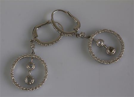 Orecchini in oro bianco 18kt, gr 6.10. Diamanti cts 1.66. . . [Nessun Autore]...