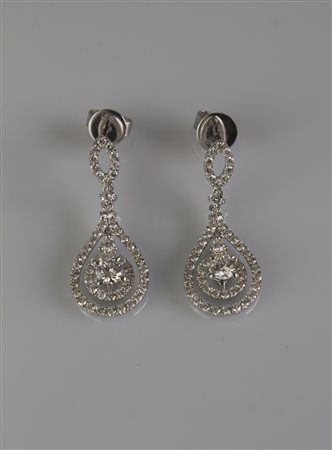 Paio di orecchini in oro 18kt, gr 5.30, con diamanti per complessivi cts...