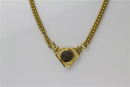 Girocollo in oro giallo 18kt, gr 32.70, con moneta centrale. Diamanti cts...