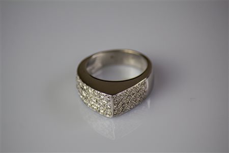Anello in oro bianco 18kt, gr 12. Diamanti pavé cts 1.43. . . [Nessun Autore]...