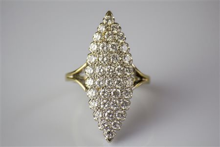 Anello in oro bianco e giallo 18kt, gr 7.45. Diamanti cts 1.71. . . . [Nessun...