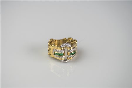 Anello in oro giallo 18kt, gr 10.30. Smeraldi cts 0.40 e diamanti cts 0.44. ....