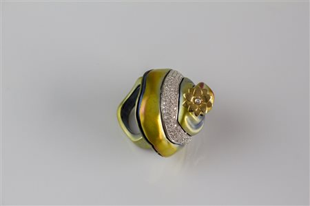 Anello in argento anodizzato e oro bianco, gr 13.1. Diamonds cts 2.10....