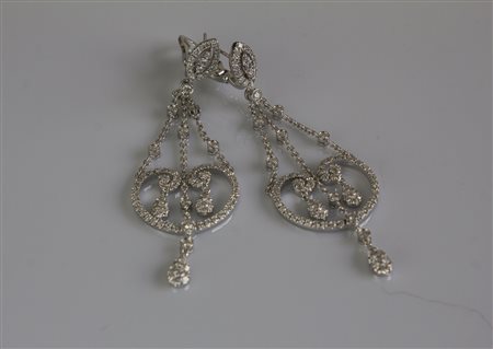 Paio di orecchini in oro 18kt, gr 18.36. Diamanti cts 3.68. . . . [Nessun...