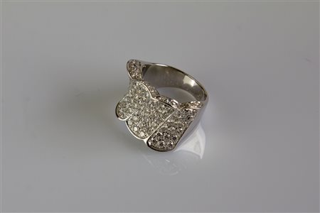 Anello a fascia in oro bianco 18kt, gr 13.17. Diamanti cts 3.84. . . [Nessun...