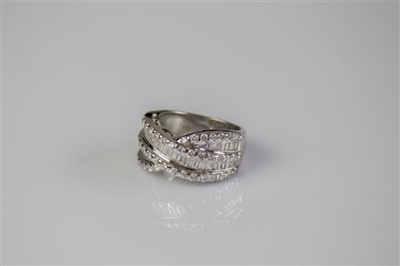 Anello in oro bianco 18kt, gr 13.70. Diamanti taglio brillante cts 1.15....