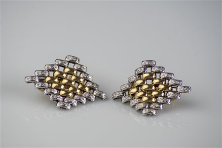 Orecchini bicolori in oro, gr 20.70. Diamanti cts 0.71. . . [Nessun Autore]...