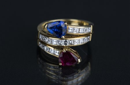 [Nessun Autore] Anello contrariè in oro 18 kt gr 9.20, rubino e zaffiro a...
