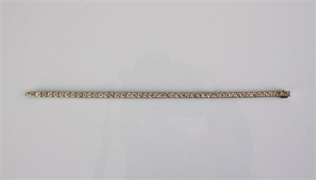 Bracciale tennis in oro bianco 18kt inciso lateralmente, gr 12.90. 46...