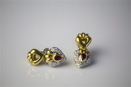 Orecchini in oro giallo 18kt, gr 10.80. Rubini cts 0.50. Diamanti cts 0.51. ....