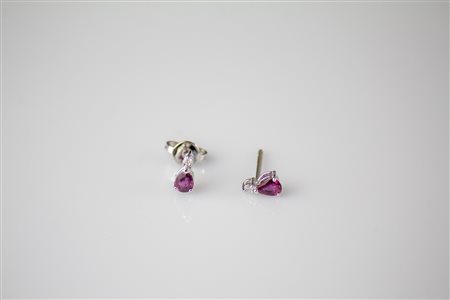 Orecchini in oro bianco 18kt, gr 1.29, con rubini a goccia cts 0.43. Diamanti...