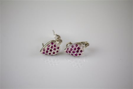 Orecchini in oro bianco 18kt, gr 4.60. Rubini cts 0.70. . . . [Nessun Autore]...