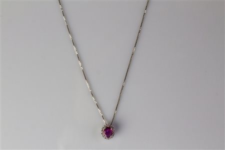 Catenina e pendente in oro bianco 18kt, gr 3.72. Rubino cts 0.61. Diamanti...