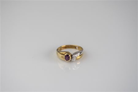 Anello oro giallo e bianco 18kt, gr 5.20, con brillanti cts 0.03. Rubino cts...