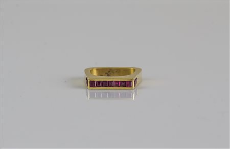Anello oro giallo 18kt, gr 8,90. Rubini carré cts 0,82. . . [Nessun Autore]...