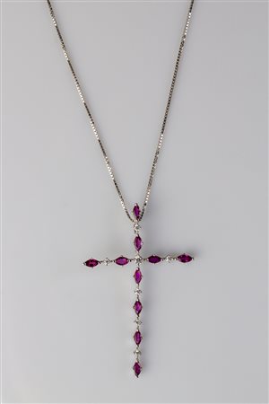 Catena e pendente a croce in oro bianco 18kt, gr 5. Rubini taglio navette cts...