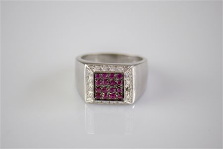 Anello in oro bianco 18kt, gr totali 10.10. Diamanti cts 0.24. Rubini cts...