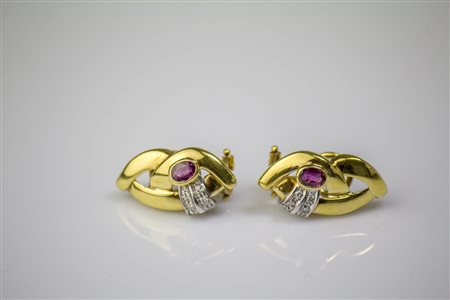 Orecchini in oro giallo 18kt, gr 9.60, con rubini cts 0.61 e diamanti cts...