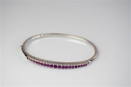 Bracciale a schiava in oro bianco 18kt, gr 13.33. Sormontato da una riviere...